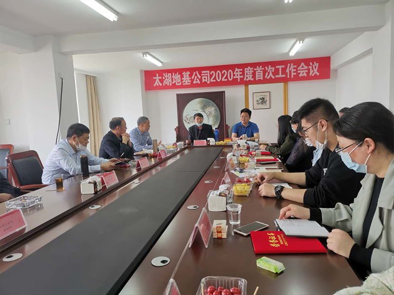 政府領(lǐng)導(dǎo)蒞臨公司會(huì)議并代表市、鎮(zhèn)二級(jí)頒獎(jiǎng)