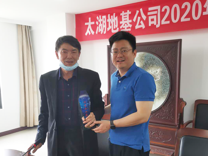 政府領(lǐng)導(dǎo)蒞臨公司會議并代表市、鎮(zhèn)二級頒獎